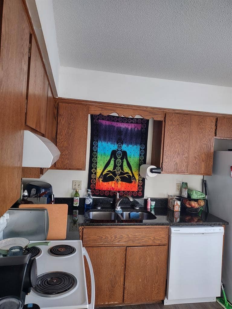 Looking for roommate