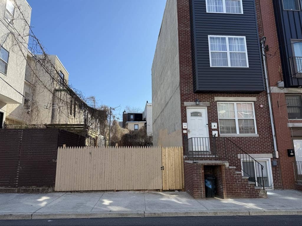 ONE MONTH FREE! 4 Rooms for Rent!