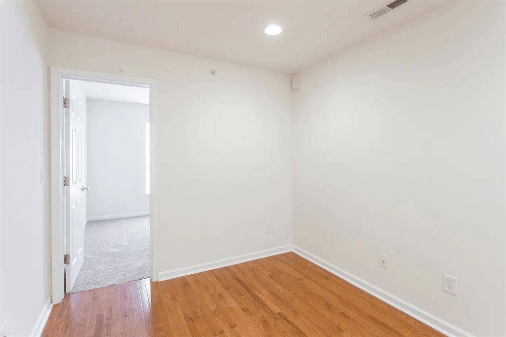 ONE MONTH FREE! 4 Rooms for Rent!