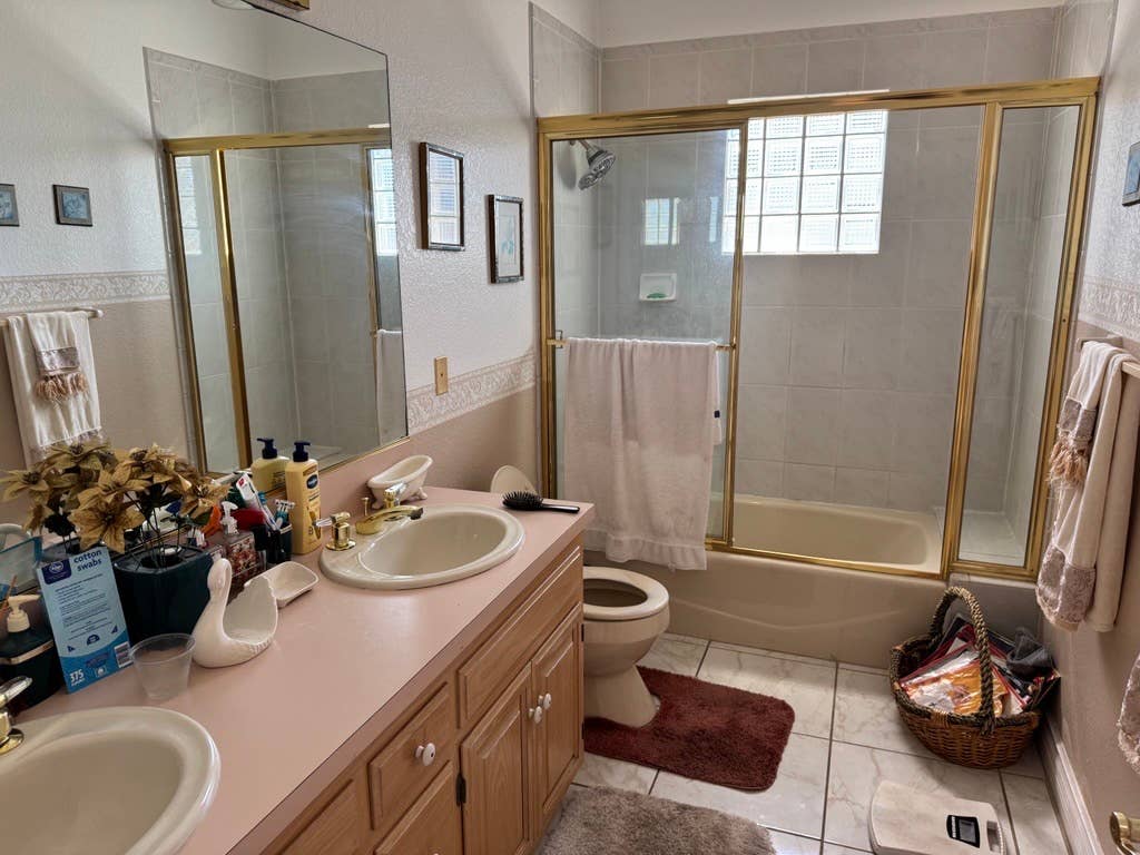 Large Private Room in Vista