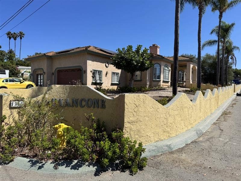 Large Private Room in Vista