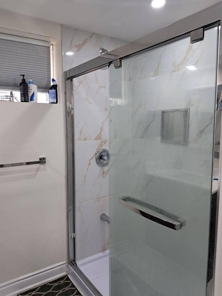 One room available for rent