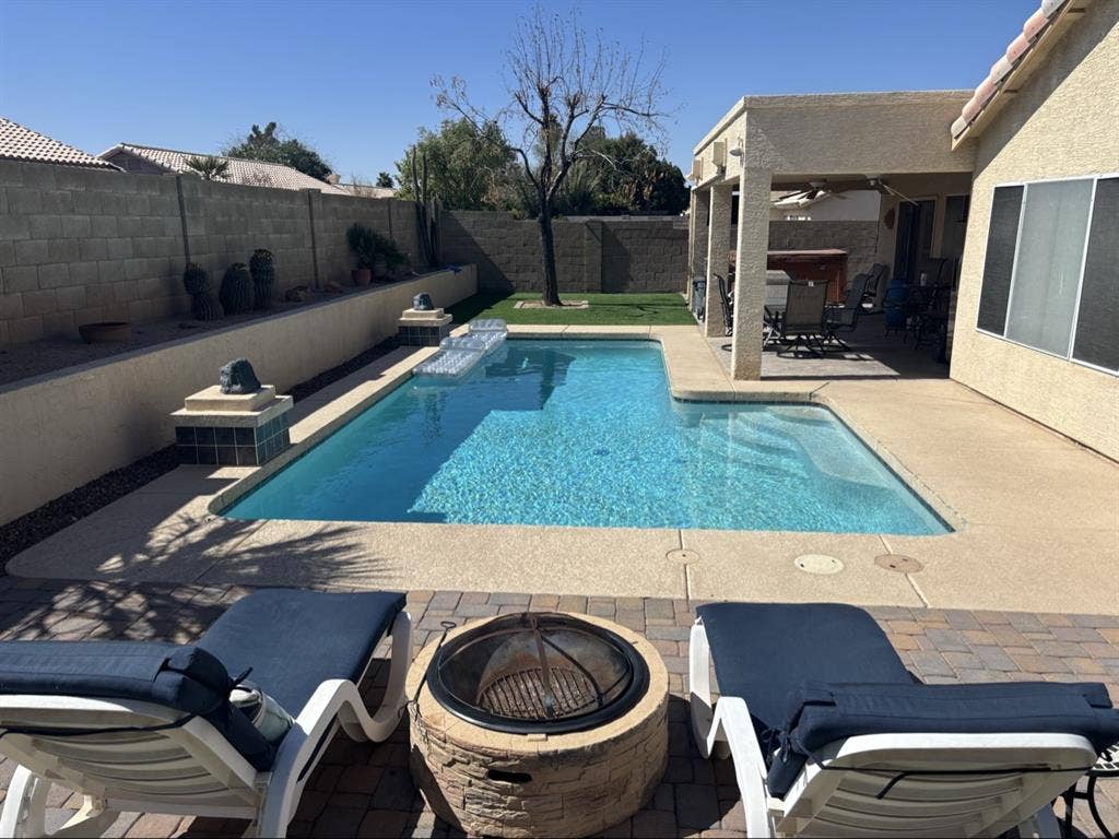 Room in Pool Oasis Home!