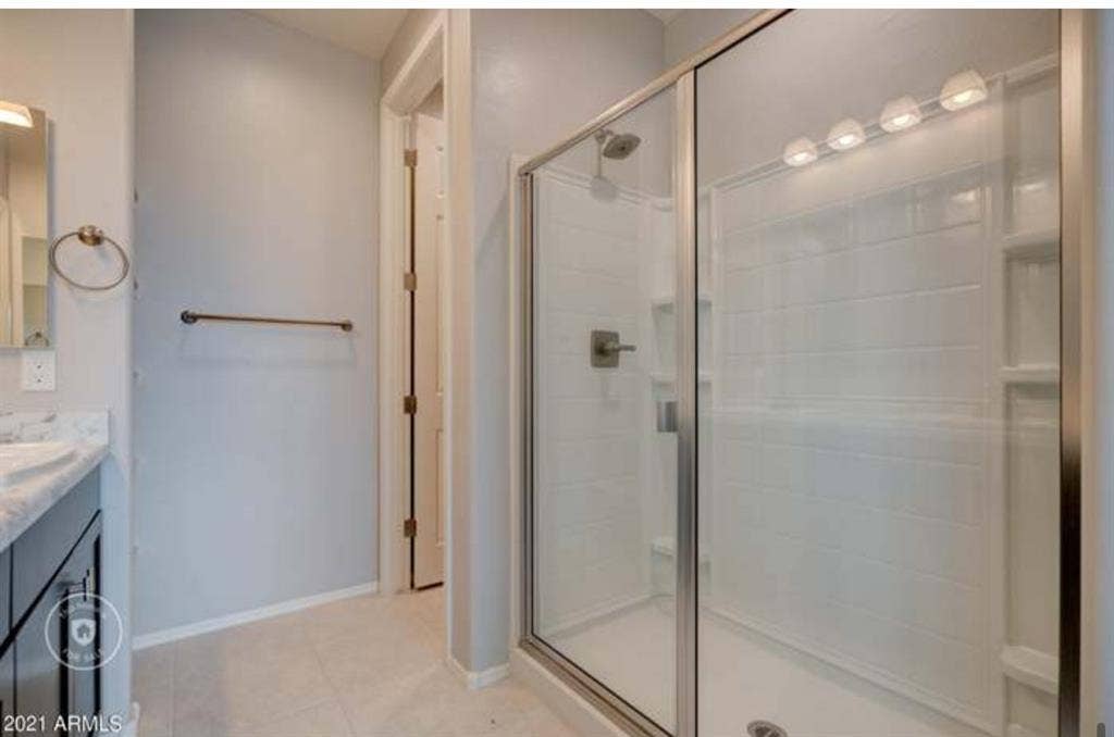 Room for rent in 3 bedroom home