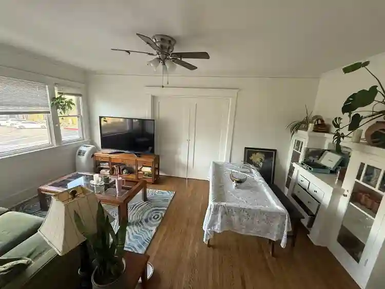 Hi I am looking for a roommate!