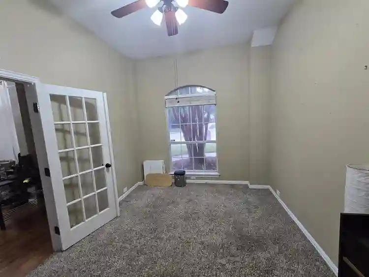 Room for rent office available