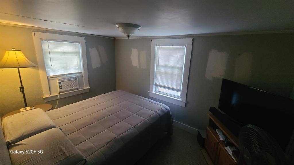 One room in 2br apartment.