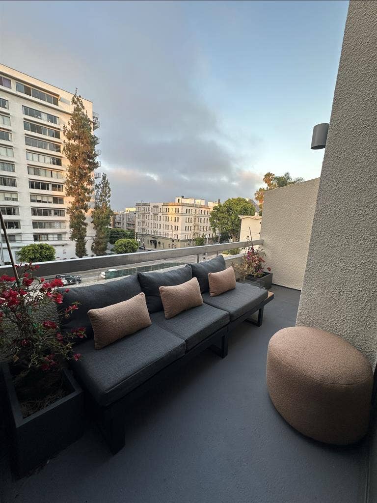 Modern,Spacious & Elegant Apartment