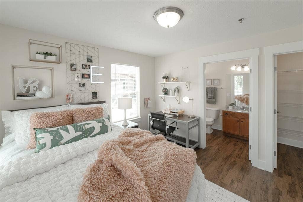 Looking for 5th roommate!