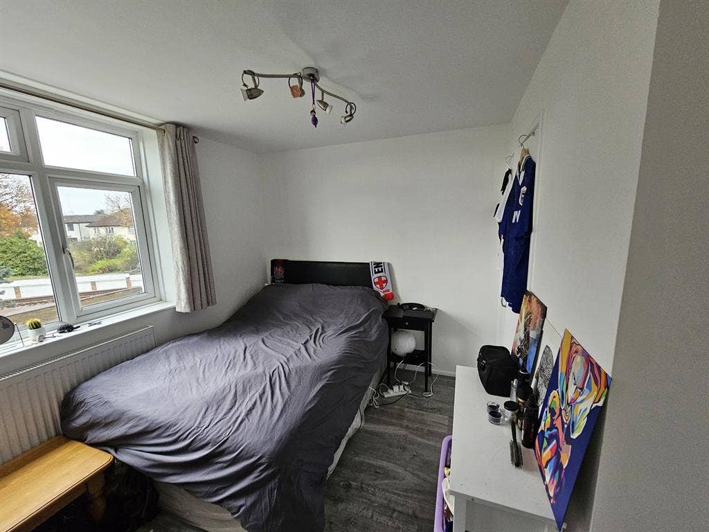 Bright Double Room in Spacious Flat