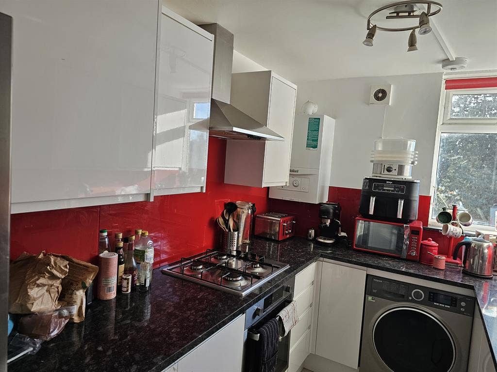 Bright Double Room in Spacious Flat