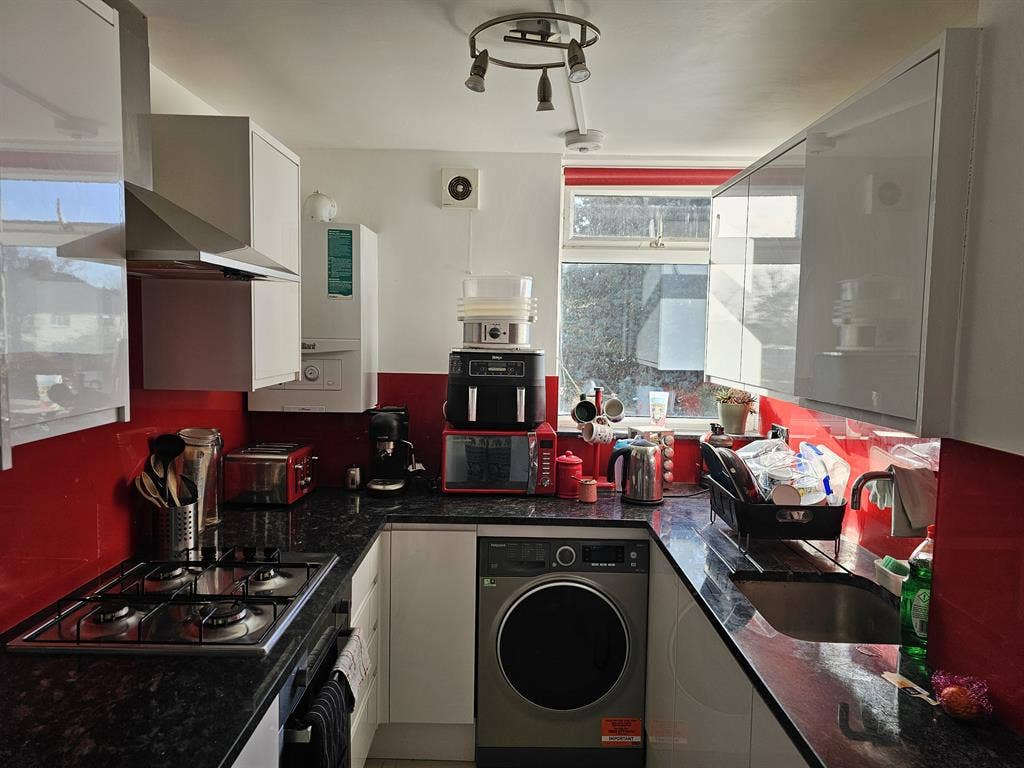 Bright Double Room in Spacious Flat