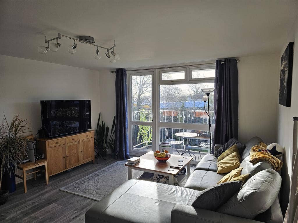 Bright Double Room in Spacious Flat