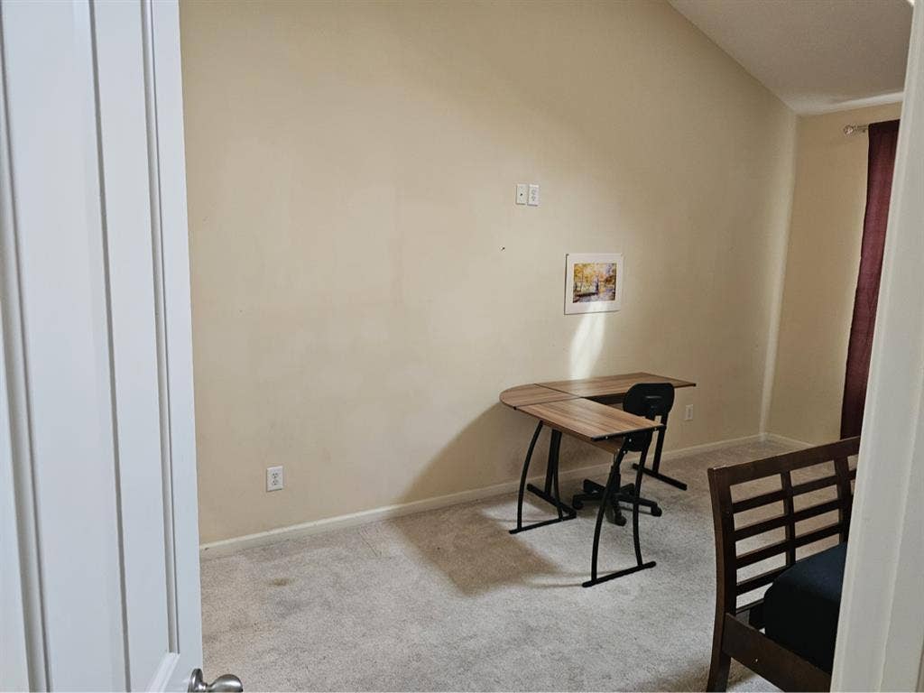 Spacious room, quiet neighborhood