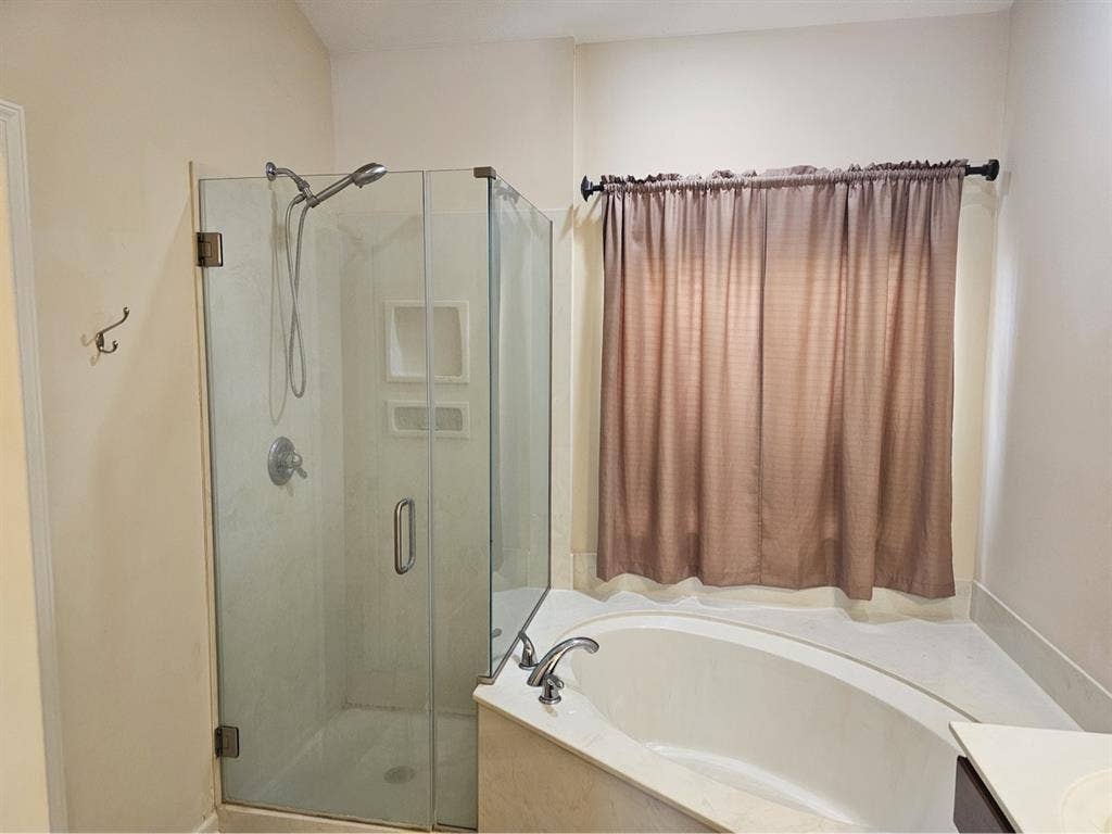 Spacious room, quiet neighborhood