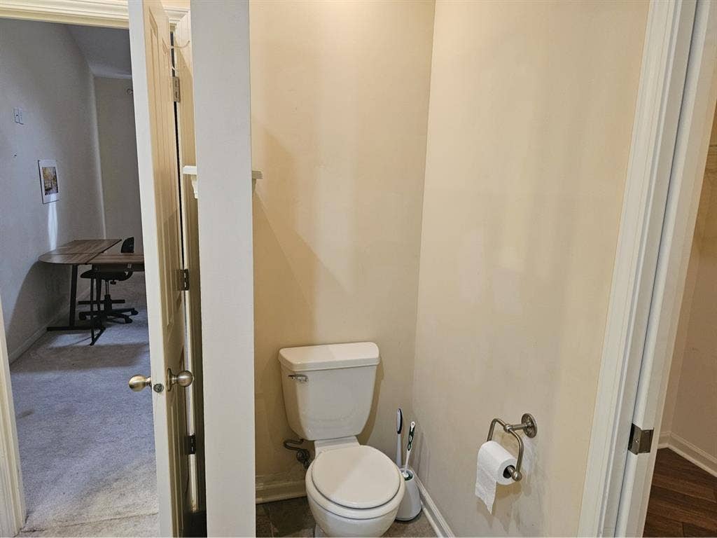 Spacious room, quiet neighborhood