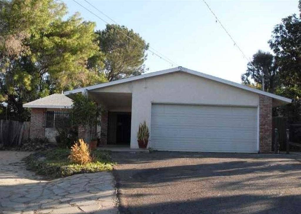 Private bedroom available January 1