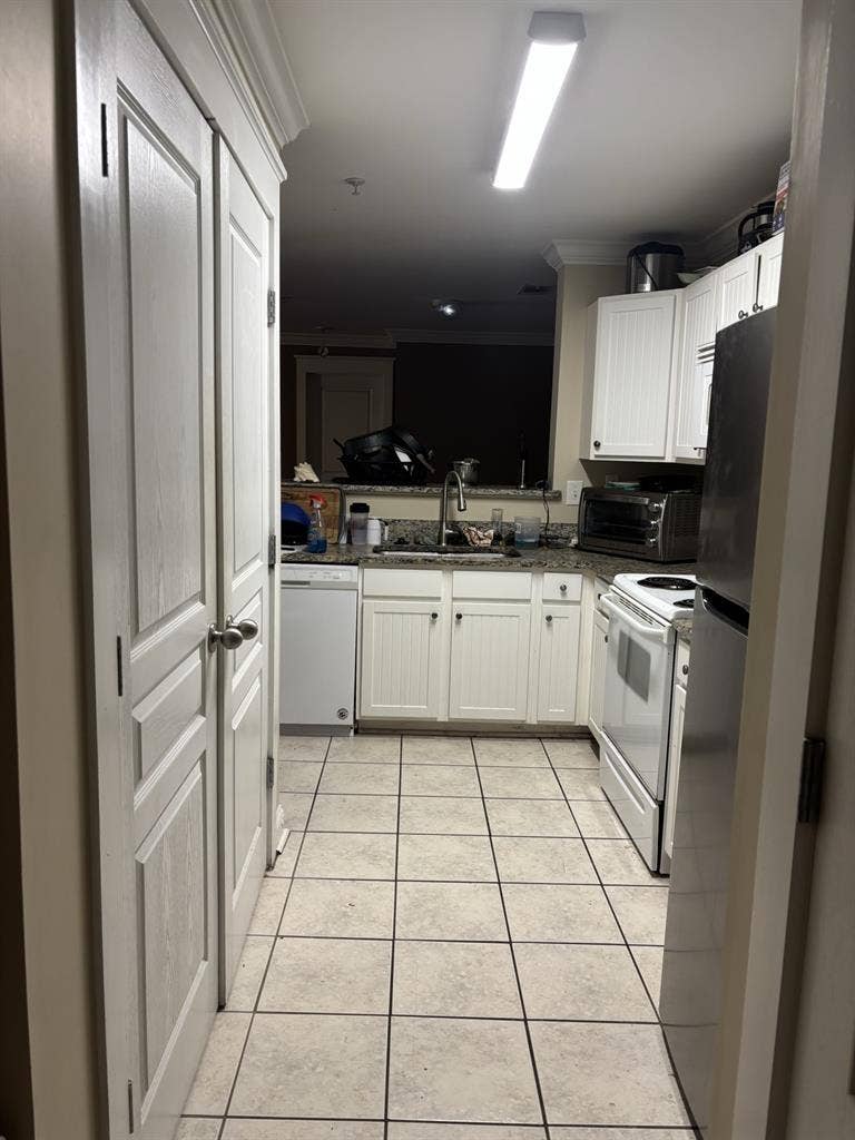 DECEMBER b room Sublease