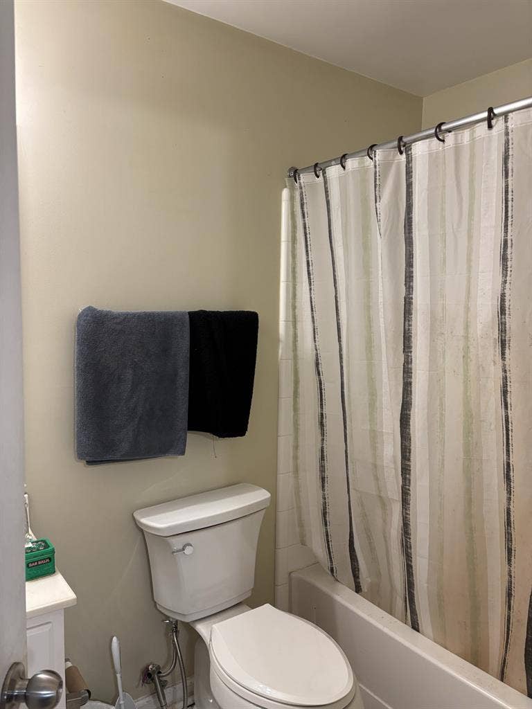 DECEMBER b room Sublease