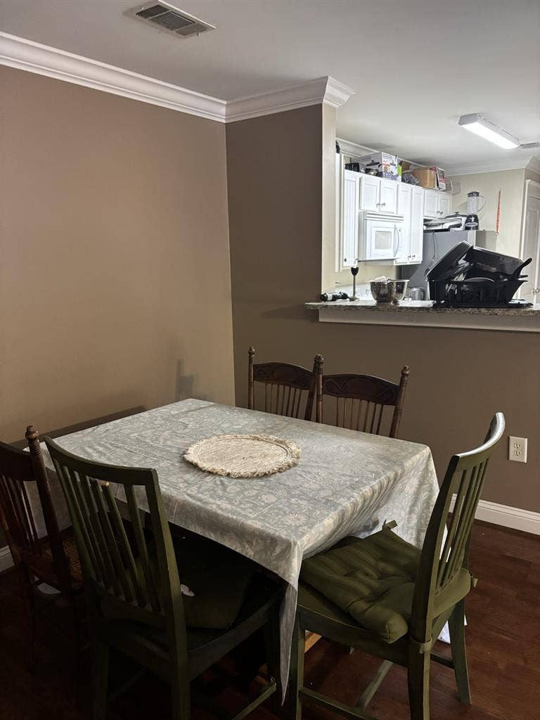 DECEMBER b room Sublease