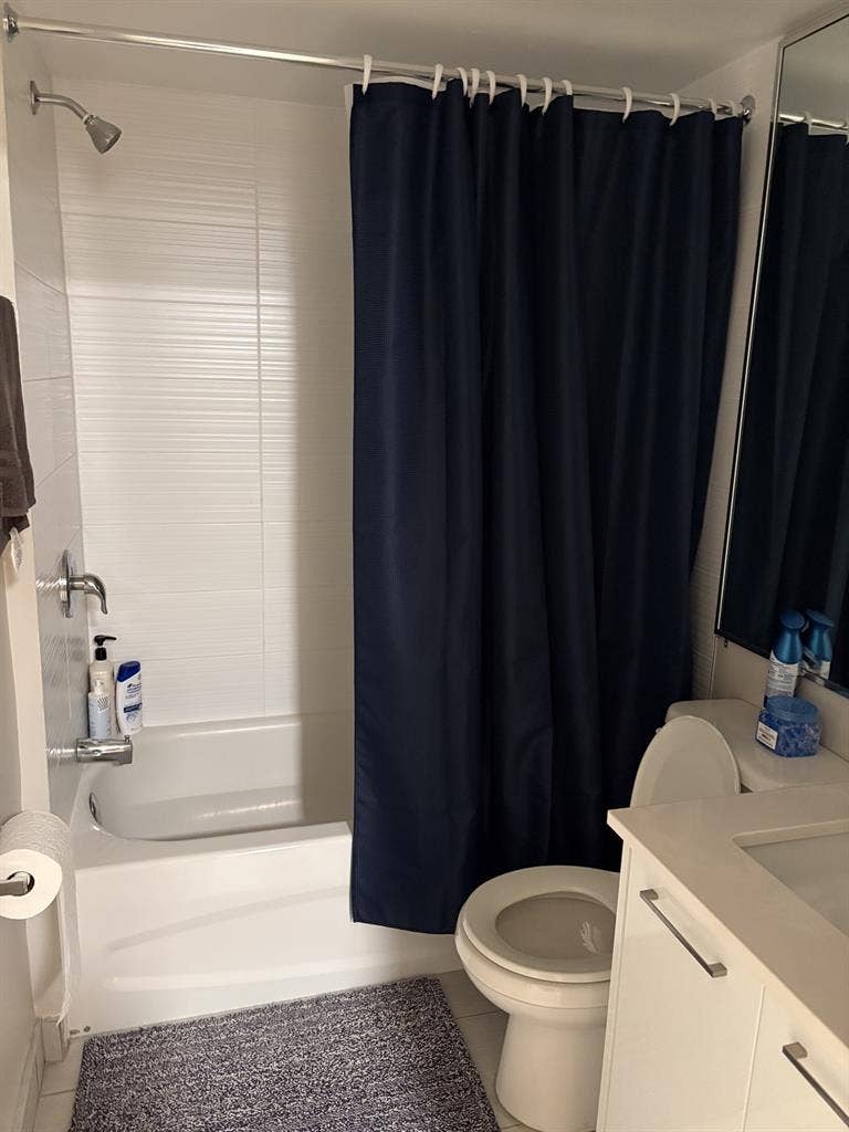 URGENT:LOOKING FOR FEMALE ROOMMATE