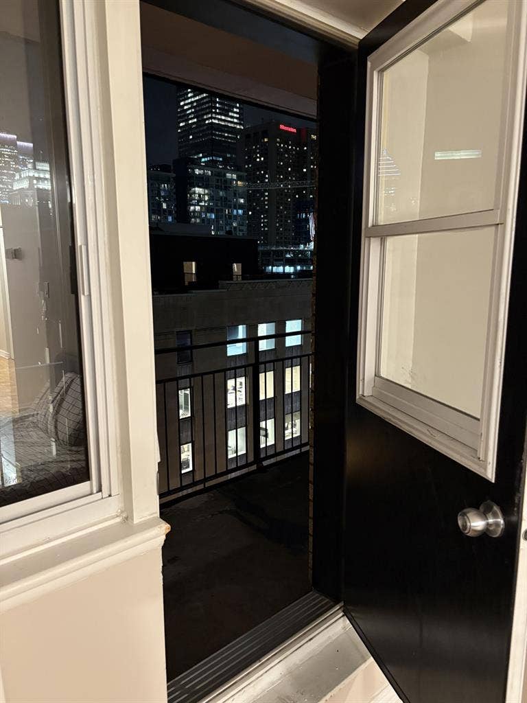 URGENT:LOOKING FOR FEMALE ROOMMATE