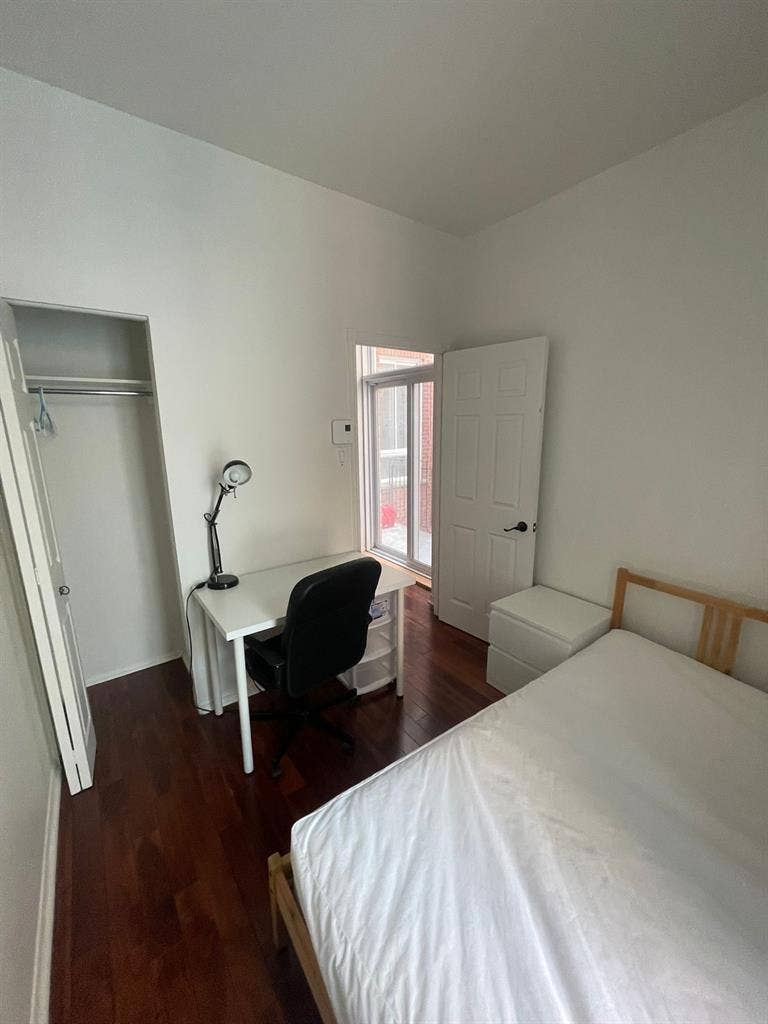DOWNTOWN ROOM AVAILABLE IN DECEMBER