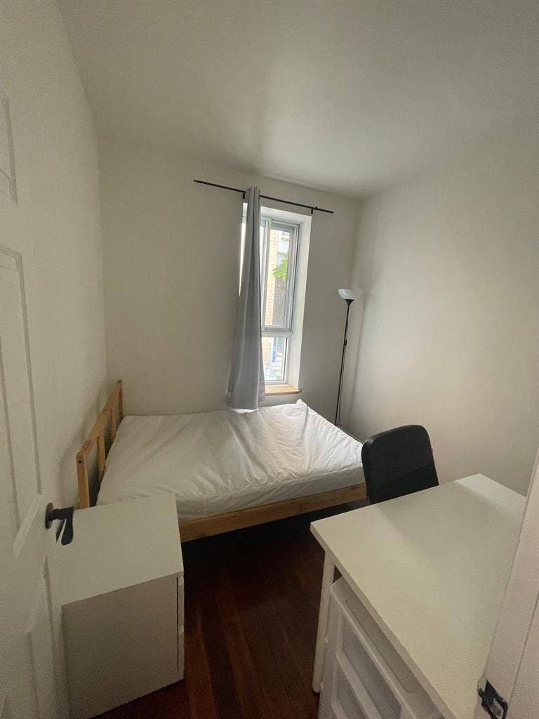 DOWNTOWN ROOM AVAILABLE IN DECEMBER
