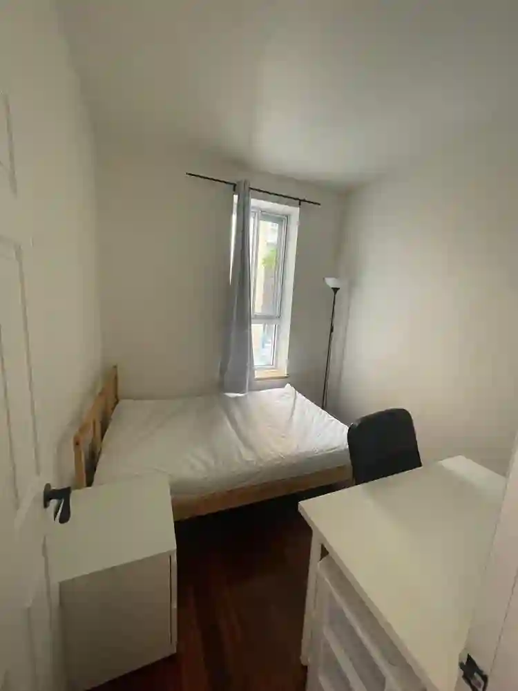 DOWNTOWN ROOM AVAILABLE IN DECEMBER