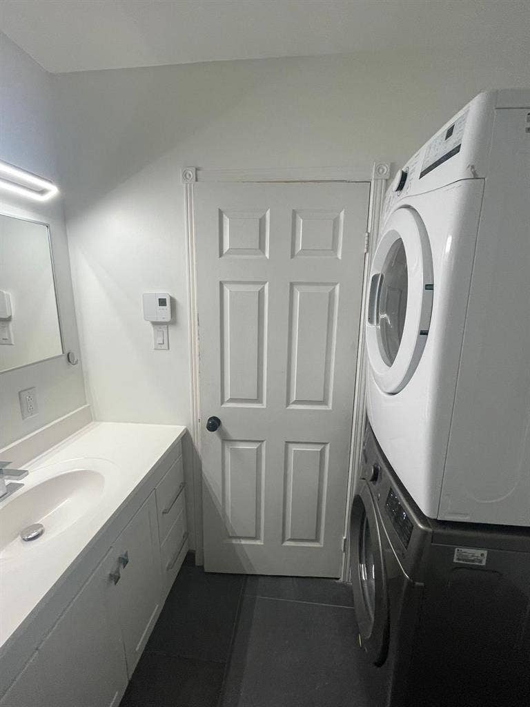 DOWNTOWN ROOM AVAILABLE IN DECEMBER