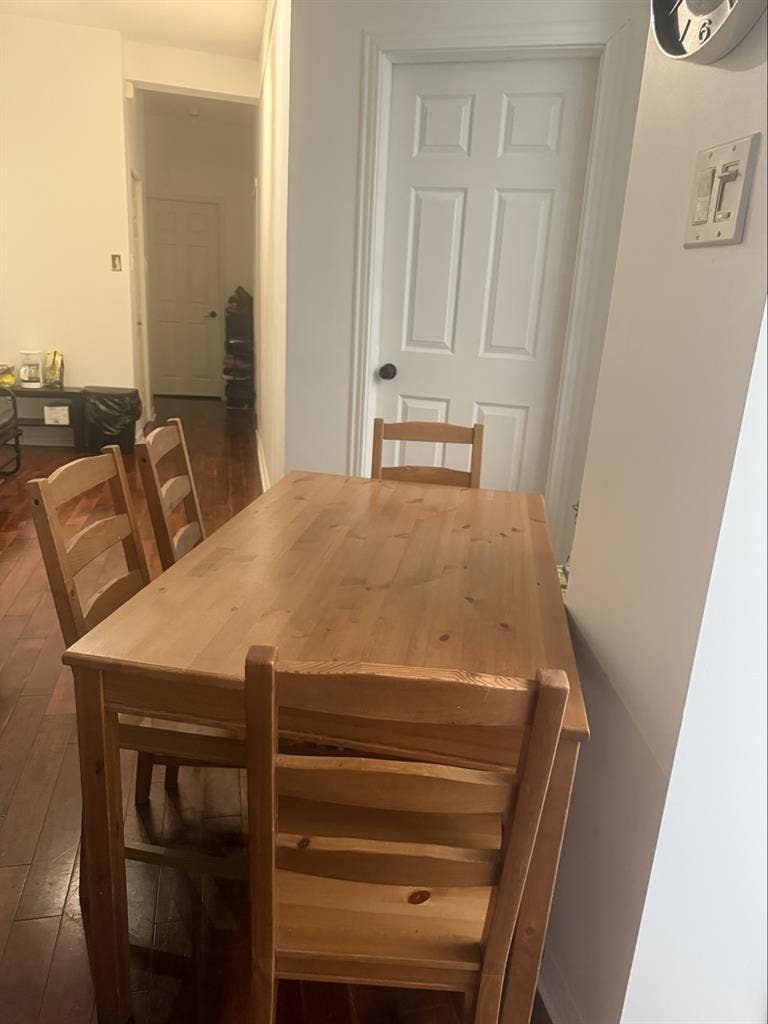 DOWNTOWN ROOM AVAILABLE IN DECEMBER