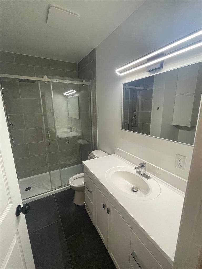 DOWNTOWN ROOM AVAILABLE IN DECEMBER