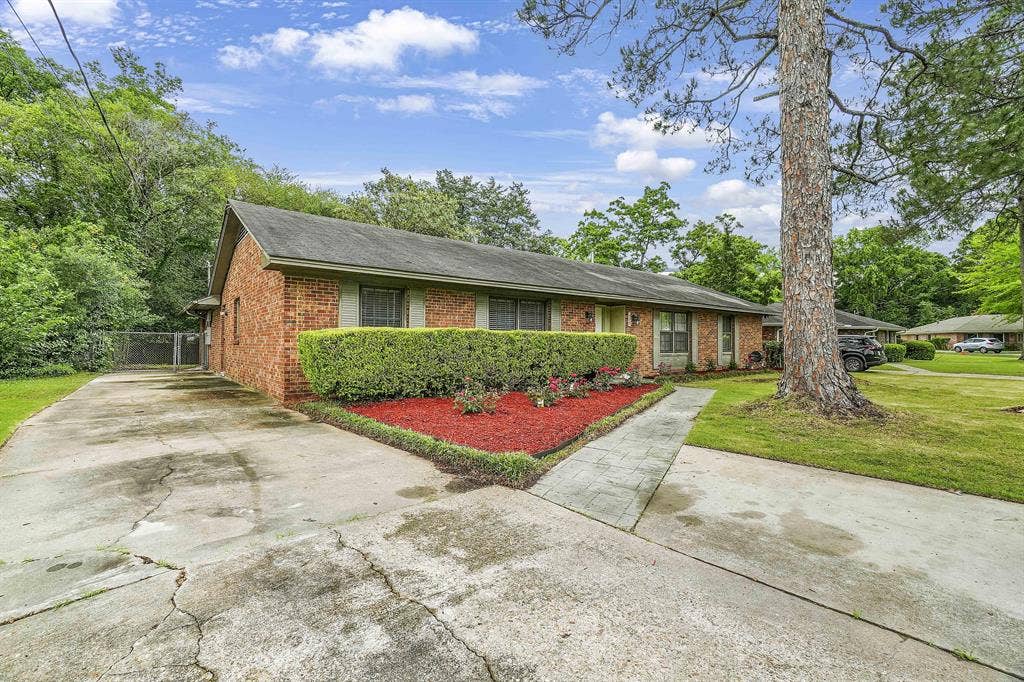 7 BR in Montgomery