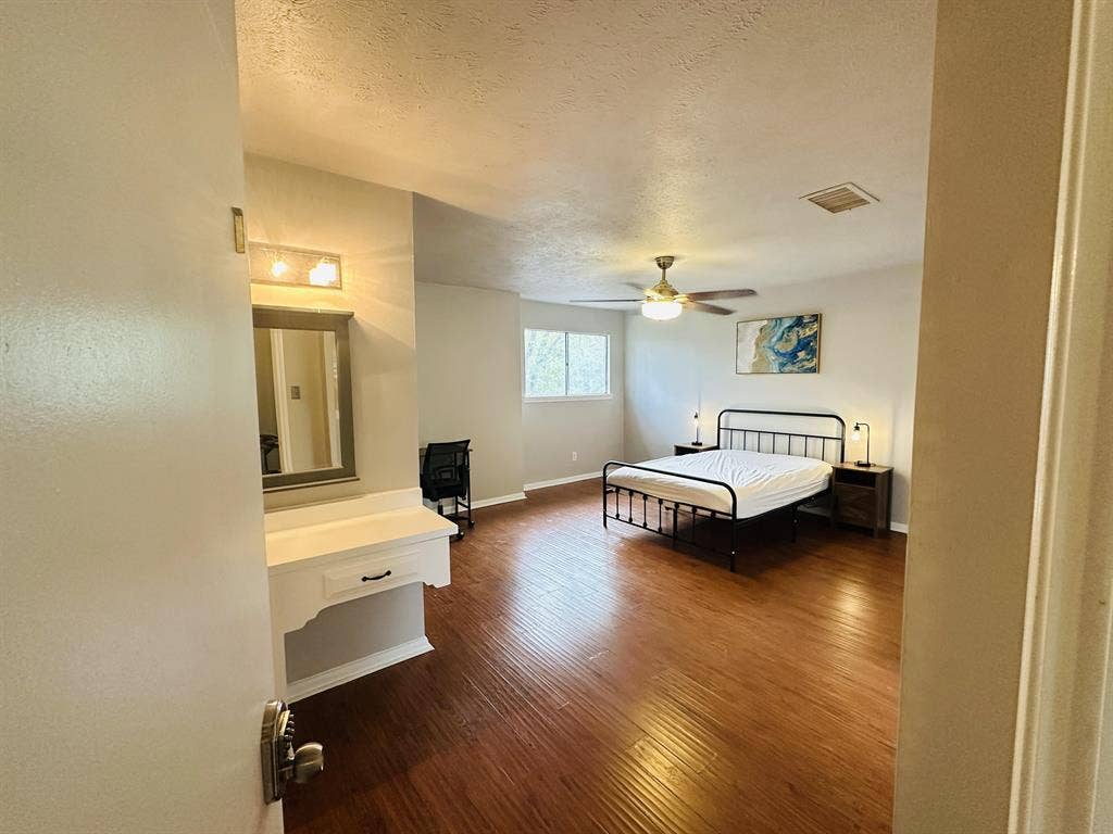 8 BR in Houston