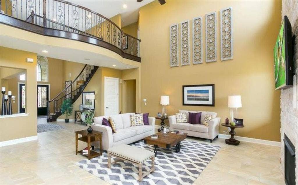 5 BR in Converse