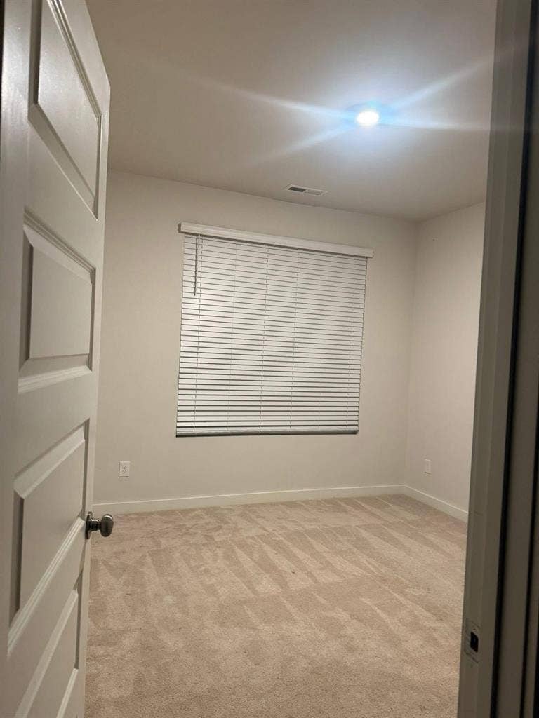 Looking for a girl roommate