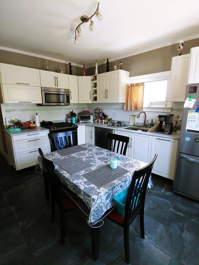 Room for Female in 3BR Apt