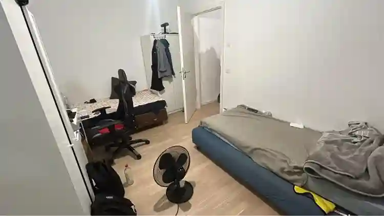 Space for 1 person in shared Room