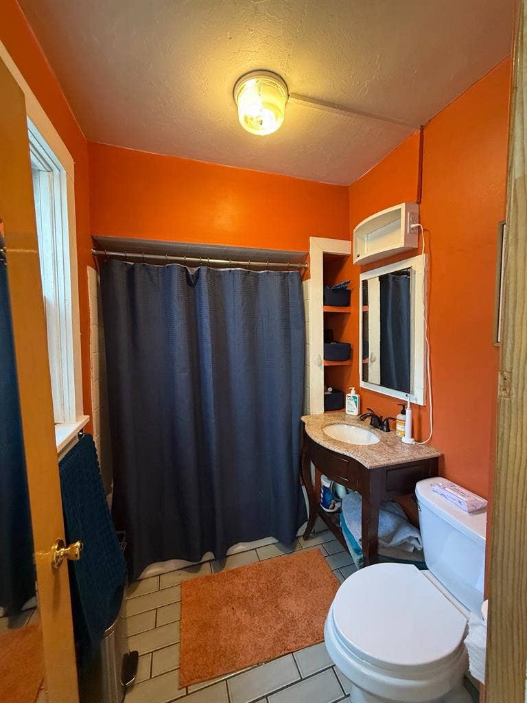 Cute Bedroom in Artsy RW Home