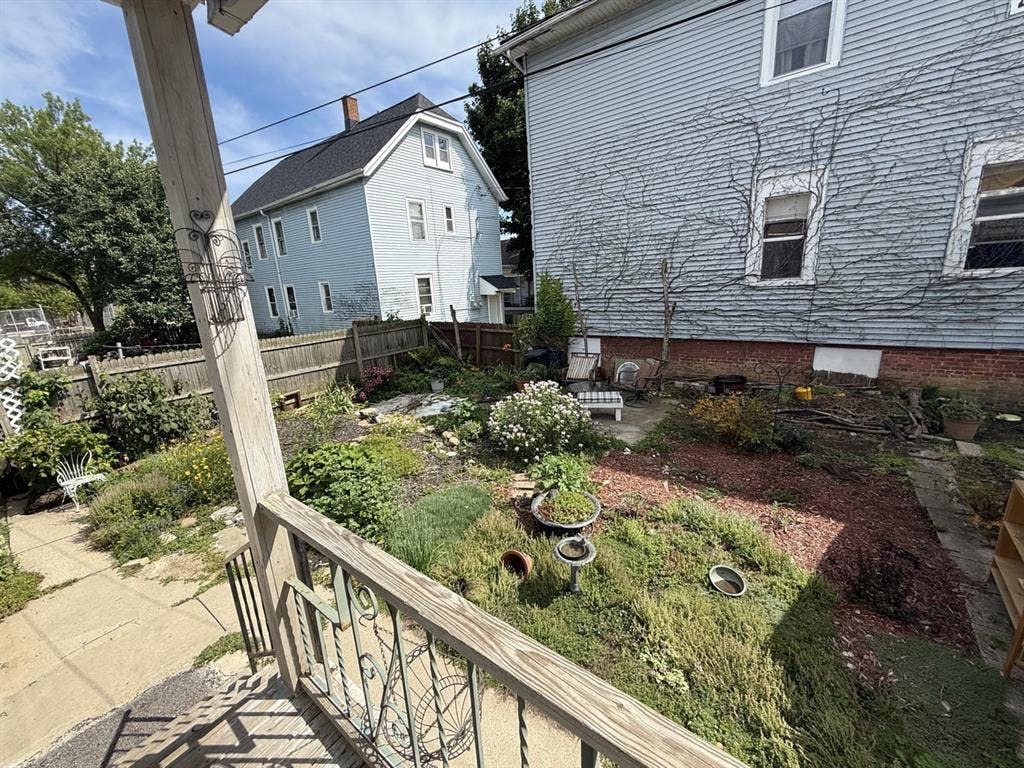Cute Bedroom in Artsy RW Home