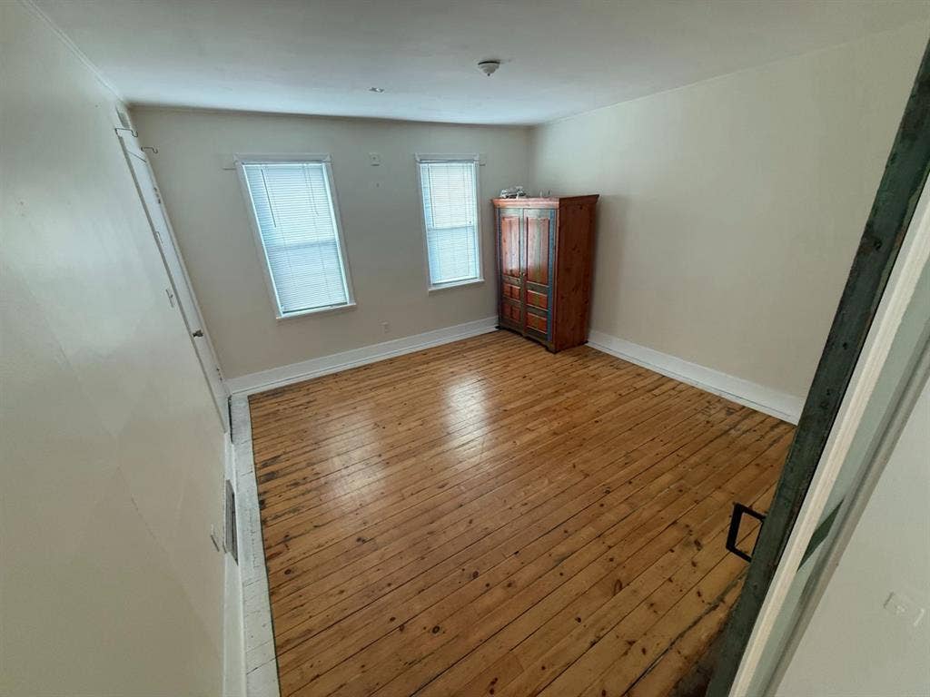 Cute Bedroom in Artsy RW Home