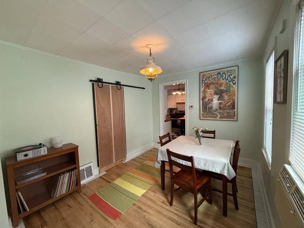 Cute Bedroom in Artsy RW Home