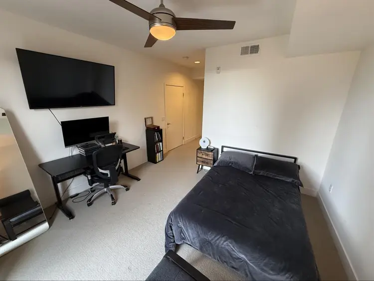 Master bedroom
w/private bathroom