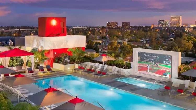 Master bedroom
w/private bathroom