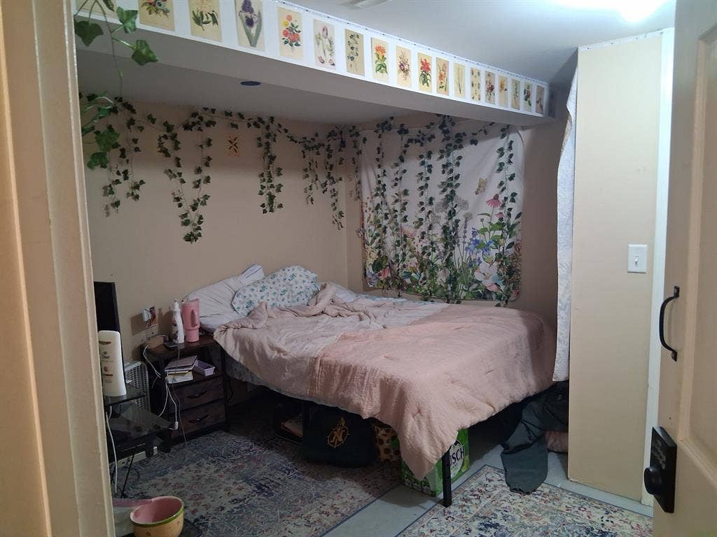 Room for rent! CONTACT ME ASAP!