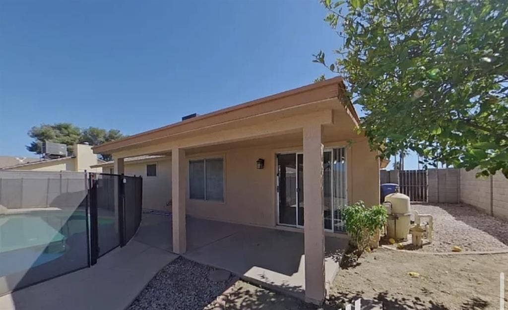 Looking for 2 female roommates!