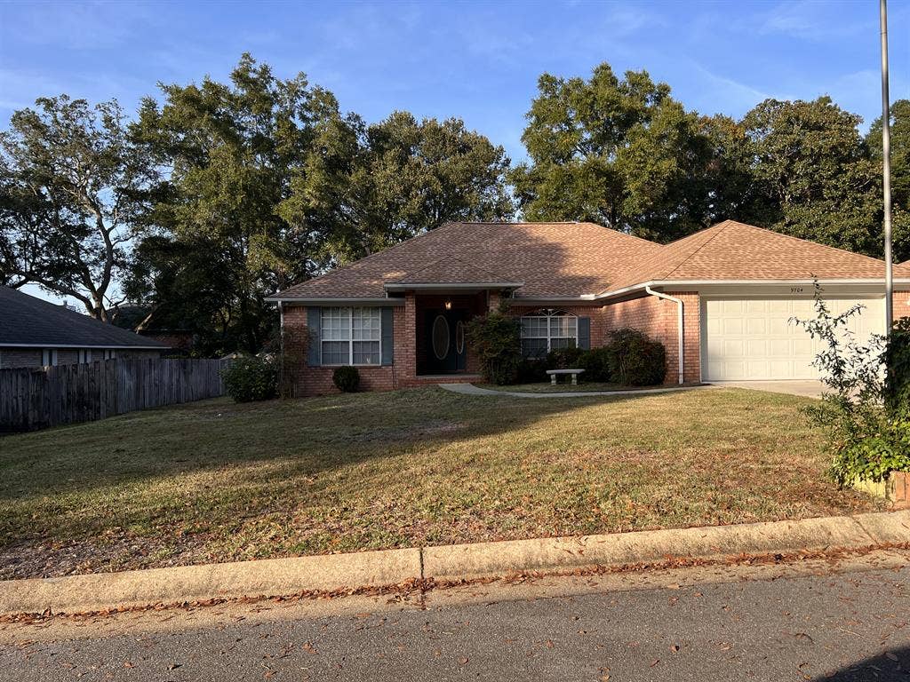 need 2 roommates, 1 min from uwf