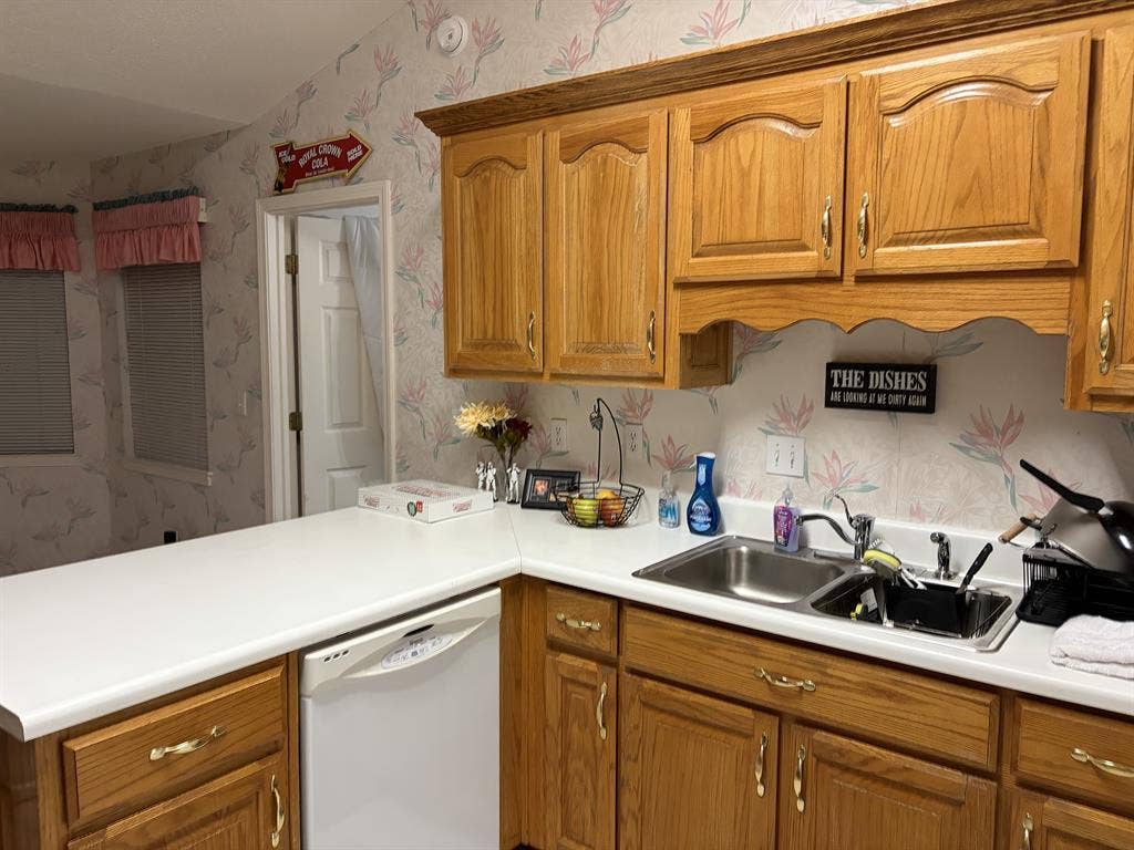 need 2 roommates, 1 min from uwf