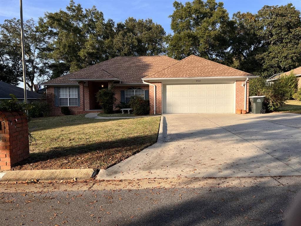 need 2 roommates, 1 min from uwf