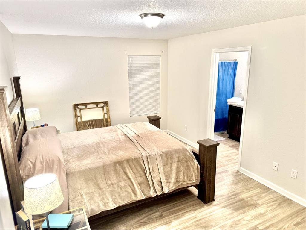Room in Jacksonville w/Private Bath